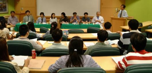 지난해 연세대 의대 본과 2학년 선택과목으로 개설한 ‘문학과 의학’ 과목에서 소설가 김훈,평론가 정과리(왼쪽에서 여섯번째·일곱번째) 등이 강사로 참가한 장면.맨 오른쪽 사회를 보는 이가 강의를 기획한 손명세 연세대 의대 교수. 연세대 제공