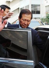 2일 김대중 전대통령이 신촌 세브란스 병원에 입원중인 박지원 전 비서실장을 병문안 한 뒤 병원을 나서고 있다.  한국일보제공