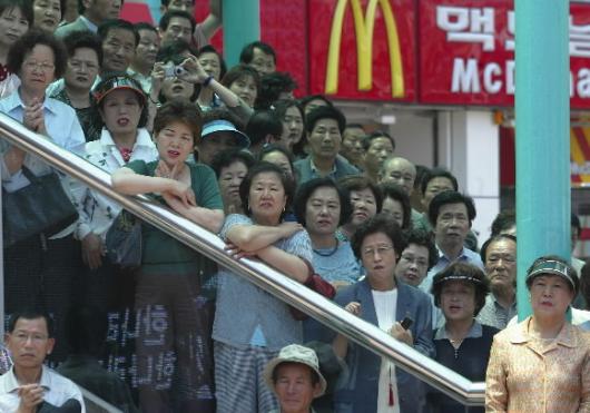 공약 믿어도 될까 ‘6·5지방 재·보선’을 이틀 앞둔 3일 한나라당의 허남식 부산시장 후보를 위해 박근혜 대표가 부산을 찾아 지원유세에 나서자 사하구 주민들이 경청하고 있다. 최해국기자 seaworld@seoul.co.kr