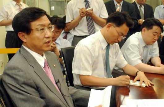 백지화 반대 열린우리당 신기남 의장이 3일 서울 영등포 당사에서 기자회견을 갖고 아파트 분양원가 공개 백지화에 대한 반대입장을 밝히고 있다. 오정식기자 oosing@seoul.co.kr