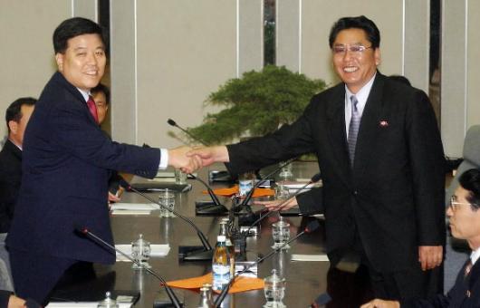 평양서 경협회담 3일 평양 양각도호텔에서 열린 남북경제협력추진위 회의에 앞서 남측 수석대표인 김광림(왼쪽) 재경부 차관과 북측 단장인 최영건 내각 건설건재공업성 부상이 악수하고 있다. 남상인기자 sanginn@seoul.co.kr