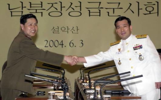 설악산서 군사회담 3일 강원 설악켄싱턴호텔에서 열린 제2차 남북장성급회담에서 남측 수석대표인 박정화(오른쪽) 해군준장과 북측 대표인 안익산 인민무력부 소장이 악수하고 있다. 사진공동취재단