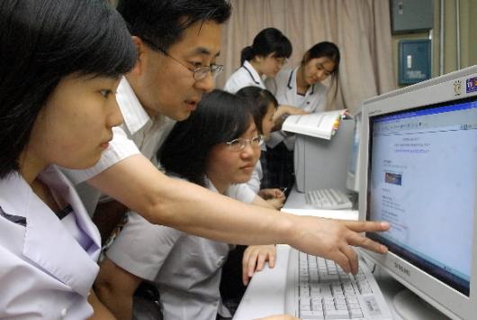 수능 수시1학기 인터넷접수 2005학년도 수시 1학기의 원서접수가 시작된 3일 서울 종로구 배화여고 3학년 학생들이 담임교사의 도움을 받아 인터넷으로 원서를 내고 있다. 정연호기자 tpgod@seoul.co.kr