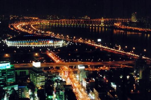 야경을 팝니다 ‘여친소’에서 항공촬영으로 선보인 서울 야경.한국 영화에 서울의 스카이라인이 이렇게 노출되기는 처음이다.