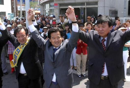 열린우리당 정동영(가운데) 전 의장이 4일 제주도를 방문,진철훈(왼쪽) 제주지사 후보의 손을 들어 지지를 호소하고 있다. 최해국기자 seaworld@