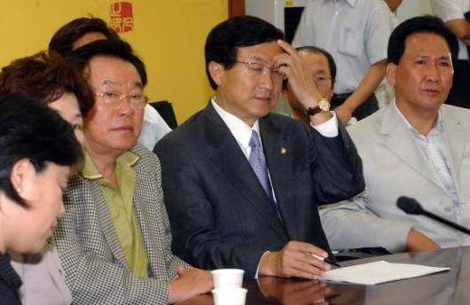 침통한 열린우리당 재·보선에서 완패한 열린우리당 당직자들이 개표방송을 보면서 침울한 표정을 짓고 있다.  최해국기자 seaworld@seoul.co.kr