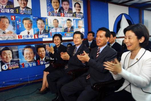한나라당 환호 5일 실시된 재․보선에서 압승한 한나라당 당직자들이 개표방송을 보면서 활짝 웃고 있다.  최해국기자seaworld@seoul.co.kr