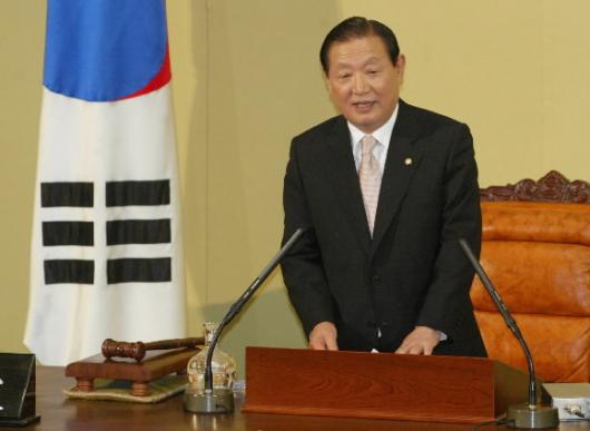 5일 개회된 17대 국회 첫 본회의에서 열린우리당 김원기 의원이 새 국회의장으로 선출된 뒤 의장석에서 사회를 보고 있다. 최해국기자 seaworld@seoul.co.kr