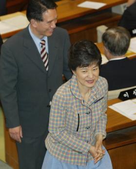 '기쁜 한나라' 6.5 재보선에서 압승을 거둔 한나라당은 박근혜 대표체제가 더욱 굳어질 것 같다. 사진은 지난 5일밤 17대 국회 첫 본회의에서 의장선출 투표를 마친 뒤 밝은 표정을 짓고 있는 박대표. 최해국기자 seaworld@seoul.co.kr