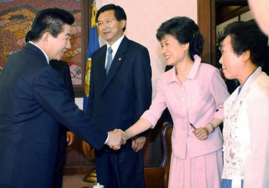 ▲ 朴대표와 악수