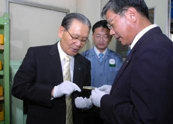 황영기 우리은행장(오른쪽)이 8일 수원지역 중소기업 최고경영자와 간담회를 가진뒤 자동차 부품업체인 (주) 창윤을 방문해 회사 관계자들로부터 설명을 듣고 있다.  우리은행 제공