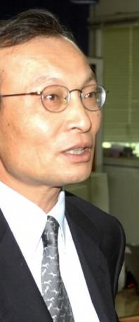 새 국무총리 후보로 지명된 열린우리당 이해찬 의원은 노무현 대통령과 호흡을 맞워 '참여정부21'의 숱한 국정 현안들을 정면으로 돌파할 실무형 총리로 평가되고 있다. 하지만 당장 국회 인사청문회를 통과해야 하는 게 '발등에 떨어진 불'이다. 서울신문 포토라이브러리