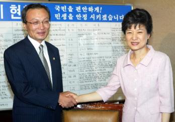 이해찬(왼쪽) 총리후보 지명자가 9일 오후 서울 여의도 한나라당사를 찾아가 박근혜 대표와 악수하고 있다. 최해국기자 seaworld@seoul.co.kr