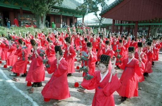 성균관 주재로 열린 석전대제 모습. 유학, 유교는 우리 역사상 적지 않은 부정적인 면모를 갖고 있지만 사회변혁의 주체로도 깊숙이 관여한 것으로 평가된다.  서울신문 포토라이브러리