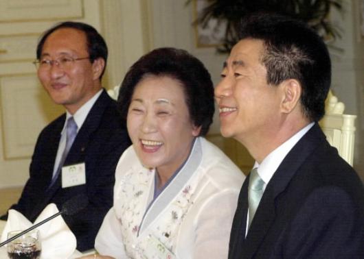 노무현 대통령이 9일 저녁 청와대에서 민주…