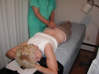 한국인과 결혼한 조앤 패디(56)가 10일 버지니아 애난데일의 한의원에서 목과 허리 부분에 침을 맞고 있다.미국에서는 조앤처럼 침술 등 동양의학에 관심을 갖는 현지인들이 점차 늘고 있으나 일반 병원에 가기 앞서 먼저 한의원을 찾는 경우는 아직 드물다. 워싱턴 백문일특파원 mip@seoul.co.kr