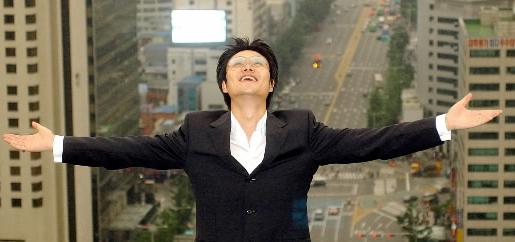 본명 대신 Mr.Kim이라는 이름을 내걸고 뮤지션으로서 새로운 비상을 꿈꾸는 김태욱.서울 도심이 시원스레 내려다보이는 서울신문사 옥상에서 힘찬 날갯짓을 해보이고 있다. 남상인기자 sanginn@seoul.co.kr