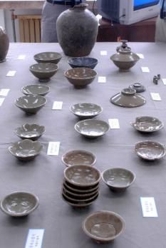 해양유물전시관이 군산시 옥도면 십이동파도 근해에서 새로 발굴해 10일 공개한 고려청자들.소접시와 대접 등 생활용기가 대종을 이루는 가운데 톱날이빨 문양이 새겨진 독특한 청자도 발견됐다. 이언탁기자 utl@seoul.co.kr