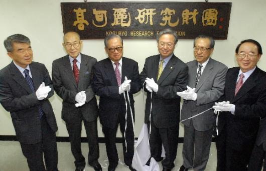 고구려연구재단이 10일 오전 서울 중구 한국교육학술정보원 3층 사무실에서 현판식을 가졌다.왼쪽부터 이만열 국사편찬위원장,오재희 사명당기념사업회장,장을병 정신문화연구원장,안병영 교육부총리,김정배 재단 이사장,김성훈 중앙대교수. 정연호기자 tpgod@seoul.co.kr