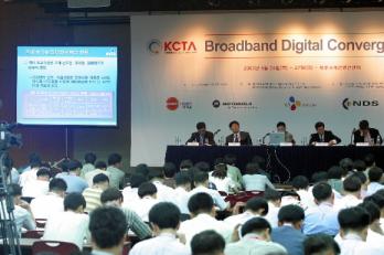 지난해 6월 열린 ‘제1회 KCTA 전시회 및 콘퍼런스 2003’에서 참가자들이 열띤 토론을 벌이고 있다.