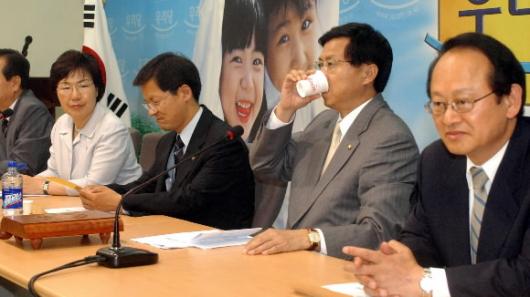 열린우리당이 노무현 대통령의 아파트 분양원가 공개반대 방침으로 곤혹스러워 하고 있는 가운데 신기남(오른쪽 두번째) 의장이 지난 10일 당 중앙위 회의에서 속이 타는 듯 물을 마시고 있다. 서울신문포토라이브러리