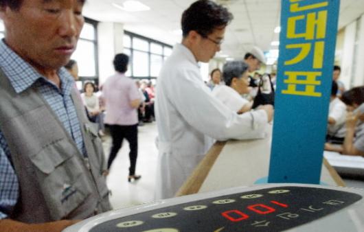 고려대학교 병원 로비에서 보건의료 노조원들이 로비를 점거해 한 수납창구가 패쇄되자 다른 창구에 사람이 몰려 대기인수가 100명을 넘어갔다.  서울신문 포토라이브러리