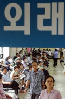 전국보건의료산업노조가 이틀째 파업을 벌인 11일 고려대병원 외래진료대기실을 가득 메운 환자와 보호자들이 진료 차례를 기다리고 있다. 정연호기자 tpgod@seoul.co.kr