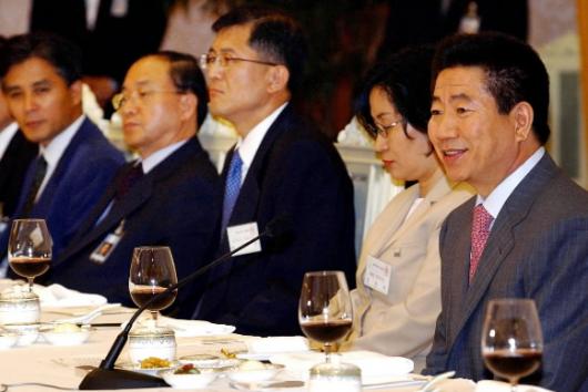 노무현 대통령이 11일 저녁 청와대에서 언론…