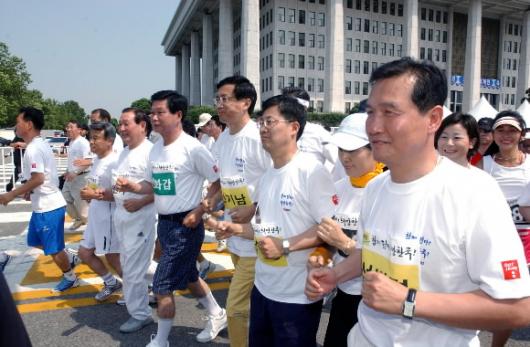 국회 개원기념 마라톤  여야 의원들이 12일 여의도 국회 의사당 앞에서 17대 국회 개원기념 단축 마라톤대회에서 출발하고 있다.앞줄 왼쪽 세번째부터 김원기 국회의장,한화갑 민주당 대표,신기남 열린우리당 의장. 이언탁기자 utl@seoul.co.kr