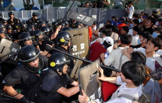 13일 오후 서울 신라호텔 앞에서 열린 세계경제포럼(WEF) 동아시아정상회의 반대집회에서 시민단체 회원들이 전경들과 몸싸움을 벌이고 있다.  도준석기자 pado@seoul.co.kr