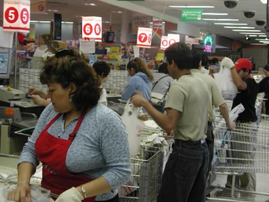 미국에서 스페인어를 사용하는 중남미 출신의 히스패닉이 강력한 구매력을 갖춘 최대의 소비계층으로 부상하고 있다.아직은 청소나 일일 건설근로자,식료품 점원 등 3D 업종에서 일하지만 정치·사회·문화적 비중이 높아지고 있다.메릴랜드의 한 대형식품점에서 일하는 히스패닉들의 모습. 워싱턴 백문일특파원 mip@seoul.co.kr