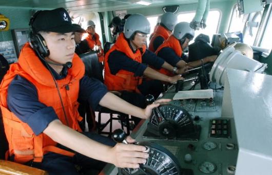 14일 서해 북방한계선(NLL) 부근에서 남측 고속정 참수리 361호 장병들이 북측 함정과 처음으로 남북간 무선교신을 하고 있다. 서해 사진공동취재단