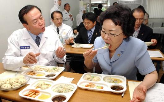 만두 시식하는 의원들