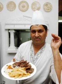 그리크하우스의 주방장 야니스씨가 가장 자신있는 양갈비 구이 파이다키 솜씨를 보이고 있다.