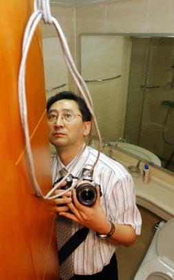 자살 현장에 선 한길로 박사. 가진 것을 하나씩 버리고 신념대로 살아가기란 얼마나 어려운가.법의학자 한길로 박사는 사인의 정확한 규명을 위해 사건현장으로 뒷걸음질해서 왔다.  도준석기자 pado@seoul.co.kr