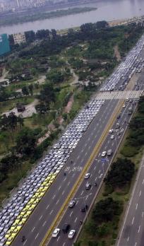 민주택시노조가 총파업에 들어간 16일 서울 여의도공원 옆 도로가 노조원들이 몰고 온 1100여대의 택시로 가득 메워져 있다. 정연호기자 tpgod@seoul.co.kr