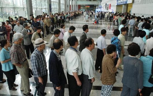 2004 실버취업박람회 장노년층에게 일자리를 제공하기 위해 지난17일 서울 삼성동 코엑스 인도양홀에서 열린 ‘하이서울 2004 실버 취업박람회’에 60∼70대 노인 2만여명이 참가,‘실버세대’의 취업 열기를 실감나게 하고 있다. 손원천기자 angler@seoul.co.kr