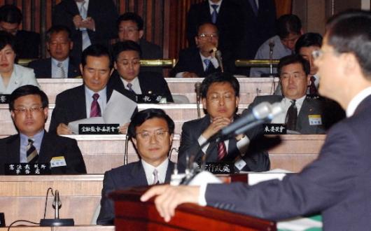 열린우리당 천정배 원내대표가 17일 국회에…