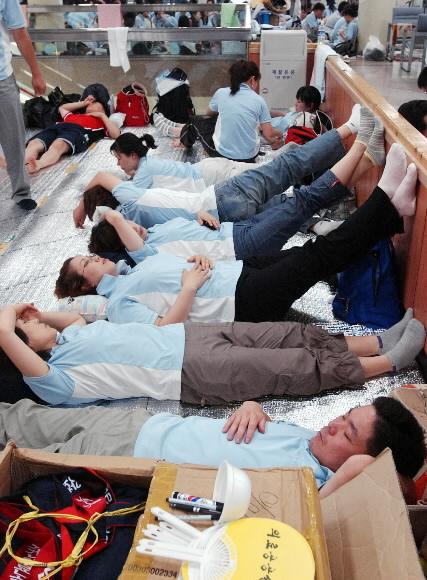 보건의료노조 파업 8일째인 17일 고려대학 병원에서 노조원들이 피곤에 지쳐 잠을 자거나 휴식을 취하고 있다.도준석기자 pado@seoul.co.kr