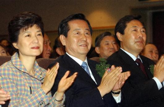어색한 만남 한나라당 박근혜(왼쪽) 대표와 열린우리당 김혁규(가운데) 상임중앙위원이 17일 서울 송파구 향군회관에서 열린 재향군인회 여성회 정기총회에 참석,나란히 앉아 박수를 치고 있다. 최해국기자 seaworld@seoul.co.kr