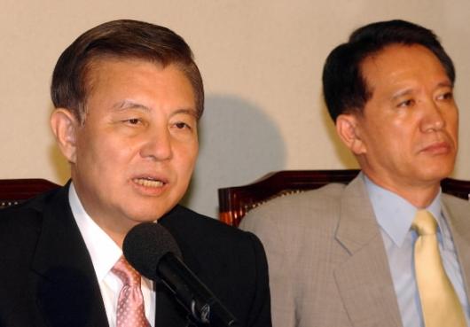 한나라당 김덕룡(왼쪽) 원내대표가 18일 서울 염창동 당사에서 열린 주요 당직자회의에서 정부의 행정수도 이전 정책에 대해 비판하고 있다.오른쪽은 김형오 사무총장. 최해국기자 seaworld@seoul.co.kr