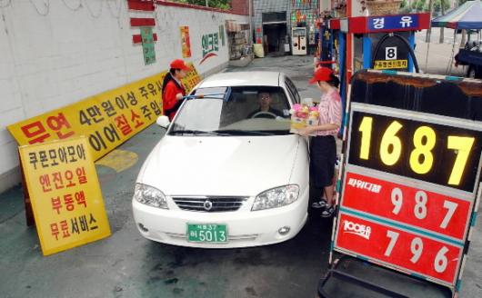 1ℓ에 1687원으로 서울에서 휘발유값이 가장 비싼 서울 중랑구 면목2동 동천주유소.‘고품질 서비스’를 내세워 손님들을 불러모으는 이 주유소는 경유값 역시 ℓ당 987원으로 전국 최고 수준이다. 안주영기자 jya@seoul.co.kr