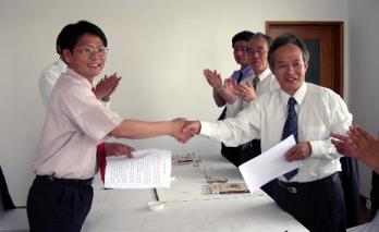 민족문학작가회의 김형수(왼쪽) 사무총장과 북한의 조선작가동맹중앙위원회 장혜명 부위원장이 지난 10일 금강산에서 실무접촉을 갖고 ‘남북작가대회 합의문’을 교환한 뒤 악수를 하고 있다. 작가회의 제공