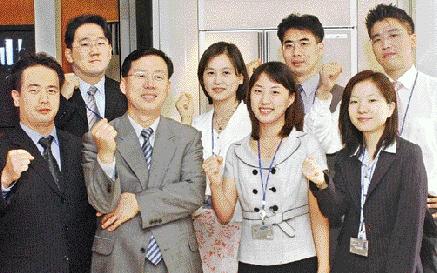 삼성전자 마케팅팀원들이 서울 태평로 삼성본관 ‘디지털갤러리’에서 팀구호인 ‘고객이 만족할 때까지’를 외치고 있다.뒷줄 왼쪽부터 시계방향으로 추민기 대리,원광직 과장,김원중 사원,강금님 대리,김순희 사원,최자영 과장,이정식 상무,김동현 사원. 김명국기자 daunso@seoul.co.kr