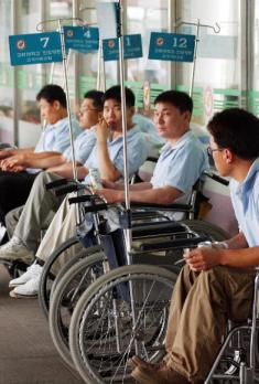 휠체어 탄 노조원 병원노조 파업 11일째인 20일 파업에 참가 중인 고대 안암병원 노조원들이 환자 대신 휠체어에 앉아 휴식을 취하며 중앙노동위원회의 조정 결과를 기다리고 있다. 도준석기자 pado@seoul.co.kr