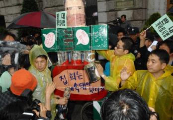 개정 집시법에 반대하는 시민사회단체 회원들이 지난달 28일 서울광장에서 항의 집회를 열려다 경찰이 막자 약식으로 행사를 치른 뒤 기자회견을 갖고 있다. 서울신문 포토라이브러리