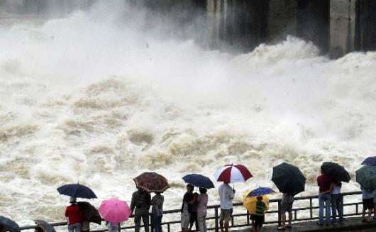 팔당댐 방류 태풍'디앤무'등의 영향으로 많은 비가 내려 수위가 높아진 팔당댐이 20일 방류를 시작하자 행락객들이 거대한 물보라에서 눈을 떼지 못하고 있다. 남상인기자 sanginn@seoul.co.kr
