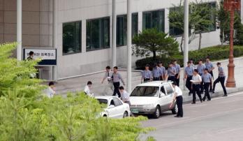 신행정수도 후보지 평가위원들이 지난 21일 비공개 합숙을 통한 평가작업을 위해 경찰의 경호를 받으며 대전 토지공사연구원으로 들어서고 있다. 도준석기자 pado@seoul.co.kr