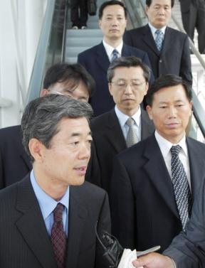 피랍된 김선일씨 석방을 위한 협상대표단장인 장재룡(앞줄 왼쪽) 외교통상부 본부대사가 21일 협상단을 이끌고 인천국제공항을 통해 출국하고 있다. 안주영기자 jya@seoul.co.kr