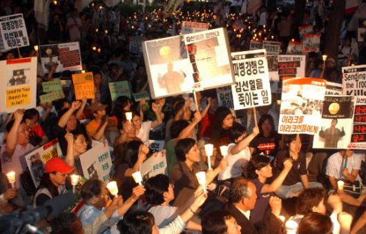 "파병반대! 김선일 살려라"  21일 오후 민주노동당은 김선일씨 피랍과 관련 "정부는 김선일씨를 구출하기 위한 방안을 시급히 세우고, 추가파병 철회는 물론 현재 이라크 주둔중인 서희제마부대도 철수하라"며 " 광화문에서 촛불집회를 갖고 있다  남상인 sanginn@seoul.co.kr